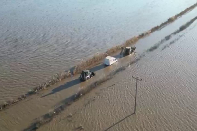 Sel sularında araçta mahsur kalan sürücü ekiplerce kurtarıldı