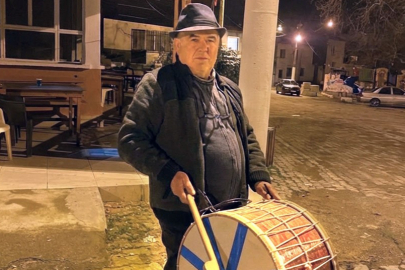 Davulcu bulamayan muhtar kendisi çalmaya başladı