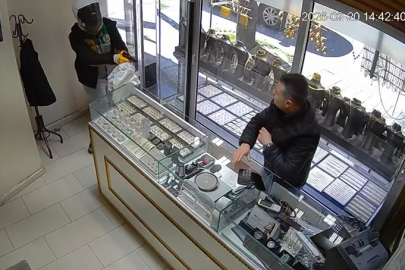 Kuyumcu soygunu güvenlik kamerasında