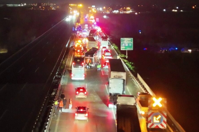 16 aracın karıştığı zincirleme kazada 4'ü ağır 13 yaralı