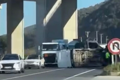 Devrilen minibüs, yolun karşısına geçti