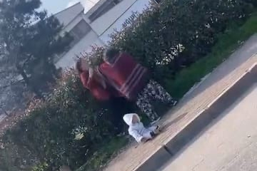 Dilenci kadınların kavgası kamerada: Kucağındaki bebek yere düştü