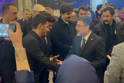 Bakan Yumaklı Gençlerle İlahi Söyledi!