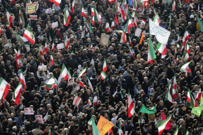 İRAN SOKAKLARDA: SALDIRILARIN ARDINDAN DEVLETE DESTEK GÖSTERİLERİ