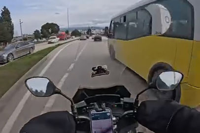 Otobüs motosikletlinin önüne kırdı