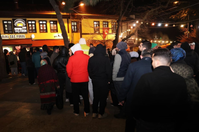 Bursalılar sahurda tarihi meydanda buluştu