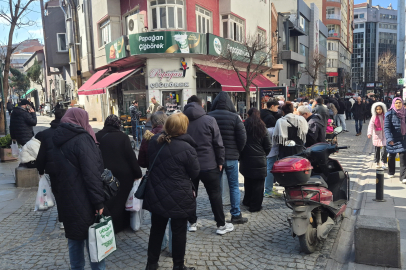 İndirimli Ürün İçin Mertelerce Kuyruk!
