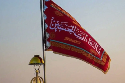 İran’da kırmızı "intikam" bayrağı göndere çekildi