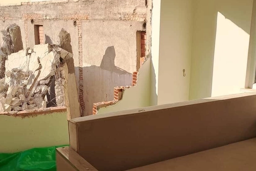 Karacabey’de inşaat çalışması yan binaya zarar verdi