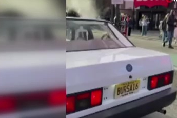 1995 model Tofaş "16" plakası ile New York sokaklarında