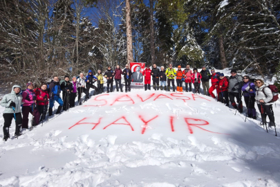 Uludağ'da karlara "savaşa hayır" yazdılar