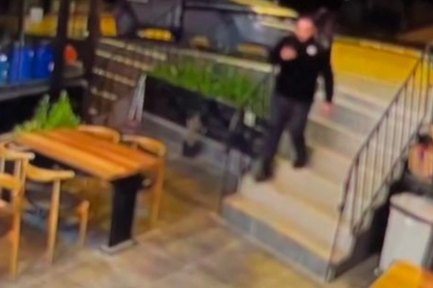 Park ettiği otomobil bir anda geri kaçtı, direğe çarparak durabildi