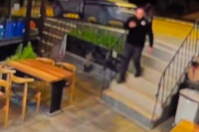 Park ettiği otomobil bir anda geri kaçtı, direğe çarparak durabildi