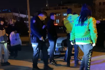 Babası kaputun üstünde oturup polise direndi