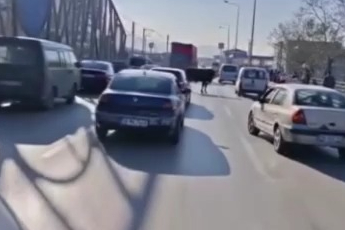 Bursa'da kaçan boğa trafiği karıştırdı, Ankara yolunda metrelerce koştu