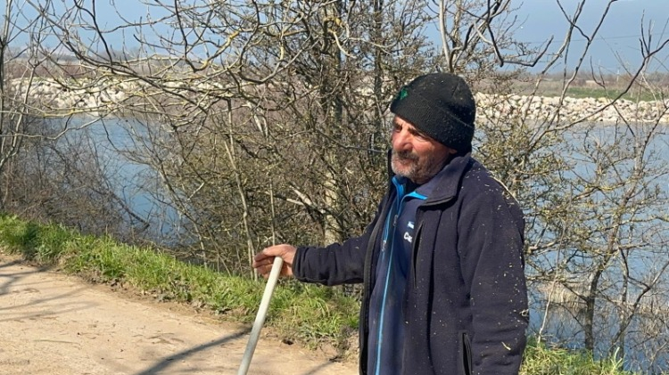 Otlakların yağışlardan dolayı su altında kaldığını belirten Çolakoğlu, şöyle konuştu: