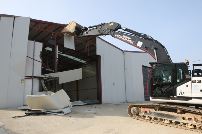 Tarım arazisine yapılan kaçak depo yıkıldı