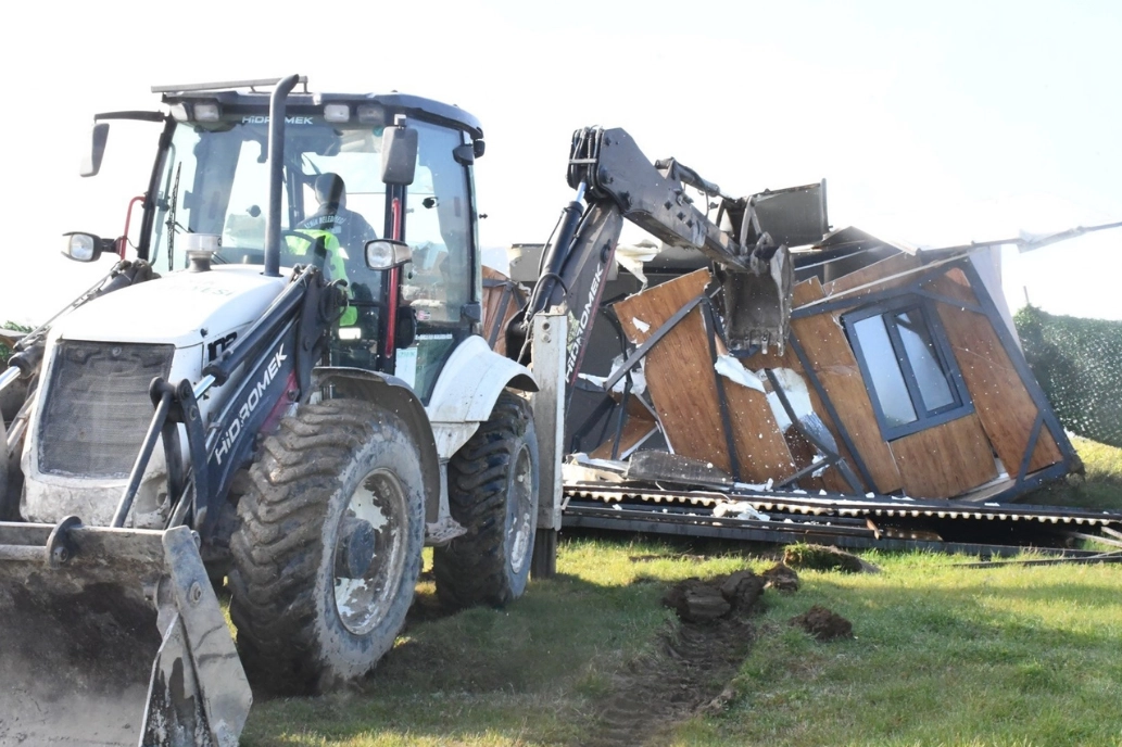 Tarım arazilerindeki tiny house'lar bir bir yıkıldı