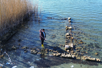 İznik Gölü'nde sular çekildi...Bir tarihi eser günyüzüne çıktı