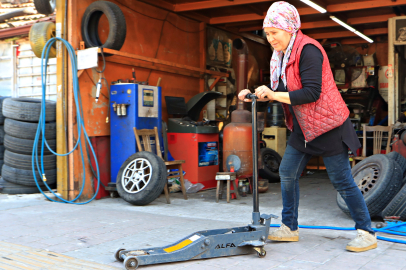 Oto lastik tamirine kadın eli değdi