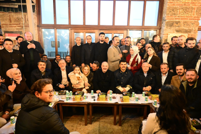 Mustafa Varank, tarihi Abdal Meydanı'nda vatandaşlarla sahur yaptı