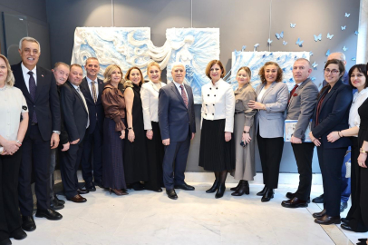 Bursa Büyükşehir Belediyesi  ‘Efsanelerle İpek’ sergisini, Tayyare Kültür Merkezi’nde ziyarete açtı