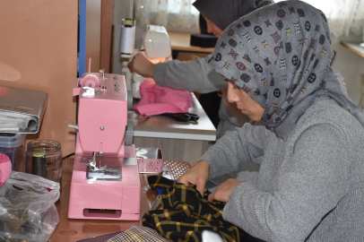 Engelli çocuk anneleri okulda beklerken biçki-dikiş kursunda eğitim alıyor