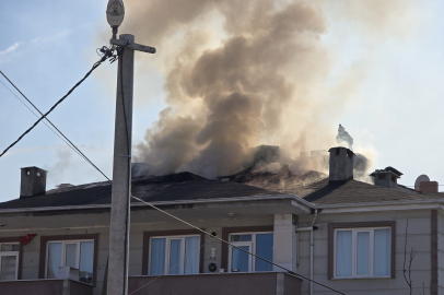Bursa'nın İnegöl ilçesinde apartmanın çatısı alev alev yandı