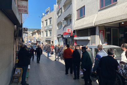 Bursa’da APP plaka izdihamı...Kuyruk sokaklara taştı