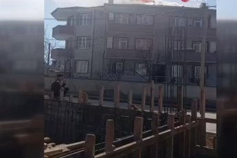 Bursa'nın İnegöl ilçesinde apartmanın çatısı alev alev yandı