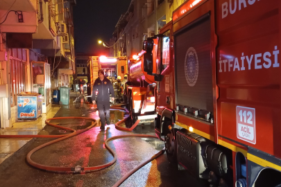 Bursa'da Apartmanın Çatı Katı Alevlere Teslim Oldu