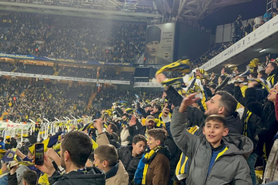 Gençler depremin yaralarını tribünde sardılar