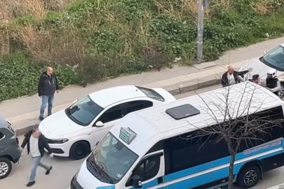 Motosiklet Sürücüsü ve Otomobil Sürücüsü Birbirine Girdi!