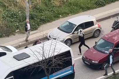 Otomobil sürücüsü motosikletliye copla saldırdı