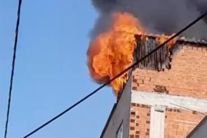 Bursa'da çatı katı alevlere teslim oldu