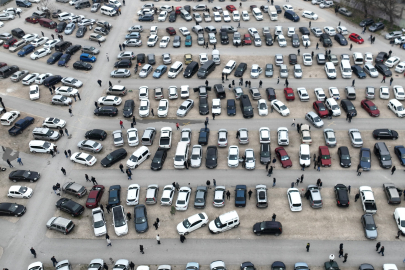 İkinci el oto pazarında buruk bayram