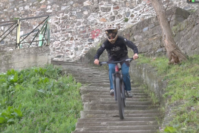 Adrenalin dolu anlar kask kamerasında...Bursalı genç Dünya Şampiyonası'na hazırlanıyor