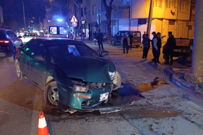 Kontrolden çıkan otomobil direğe çarptı: 3 yaralı