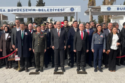 Bursa'daki şehitlikte polis ve asker şehitleri için anlamlı tören