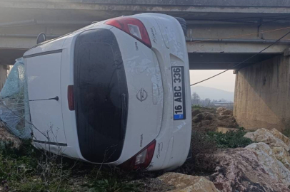 İnegöl’de Araç Dereye Uçtu: Sürücü Yaralı