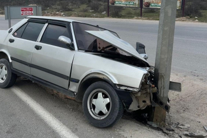 İnegöl’de Direğe Çarpan Sürücü Yaralandı