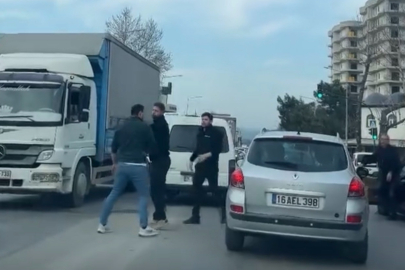Trafikte kavga : Sürücüler birbirine girdi