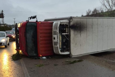 Direksiyon hakimiyetini kaybeden sürücü fabrikaya çarptı: 2 yaralı