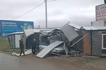 Kontrolden çıkan otomobil prefabrik yapıya girdi