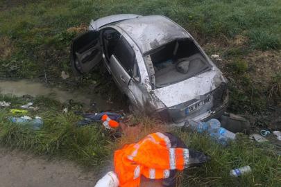 Taklalar atan otomobil tarlaya uçtu: 3 yaralı