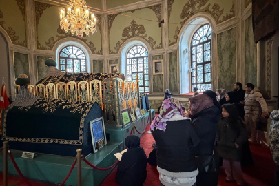 Bursalılar bayram sebebiyle Emir Buhari Hazretlerini ziyarete koştular