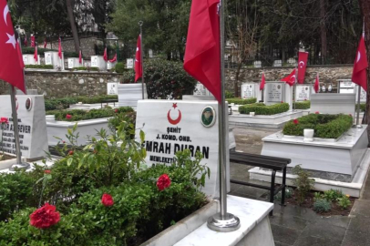 Bursa’da bayramda Şehitliğe vefa