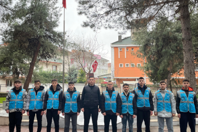 Bursa'da öğrencilerden şehit kabirlerine bayram temizliği