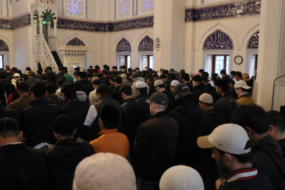 Tokyo'da Bayram Namazı İçin Camide 5 Kez İbadet Yapıldı