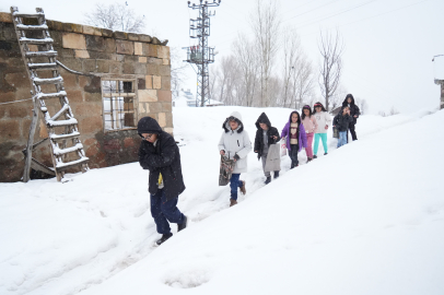 Çocuklar, metrelerce kar üzerinde kapı kapı dolaşarak şeker topladı
